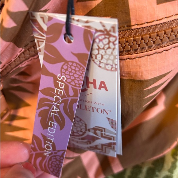 Aloha Collection Special Edition Stubby duffle Bag - Picture 3 of 7